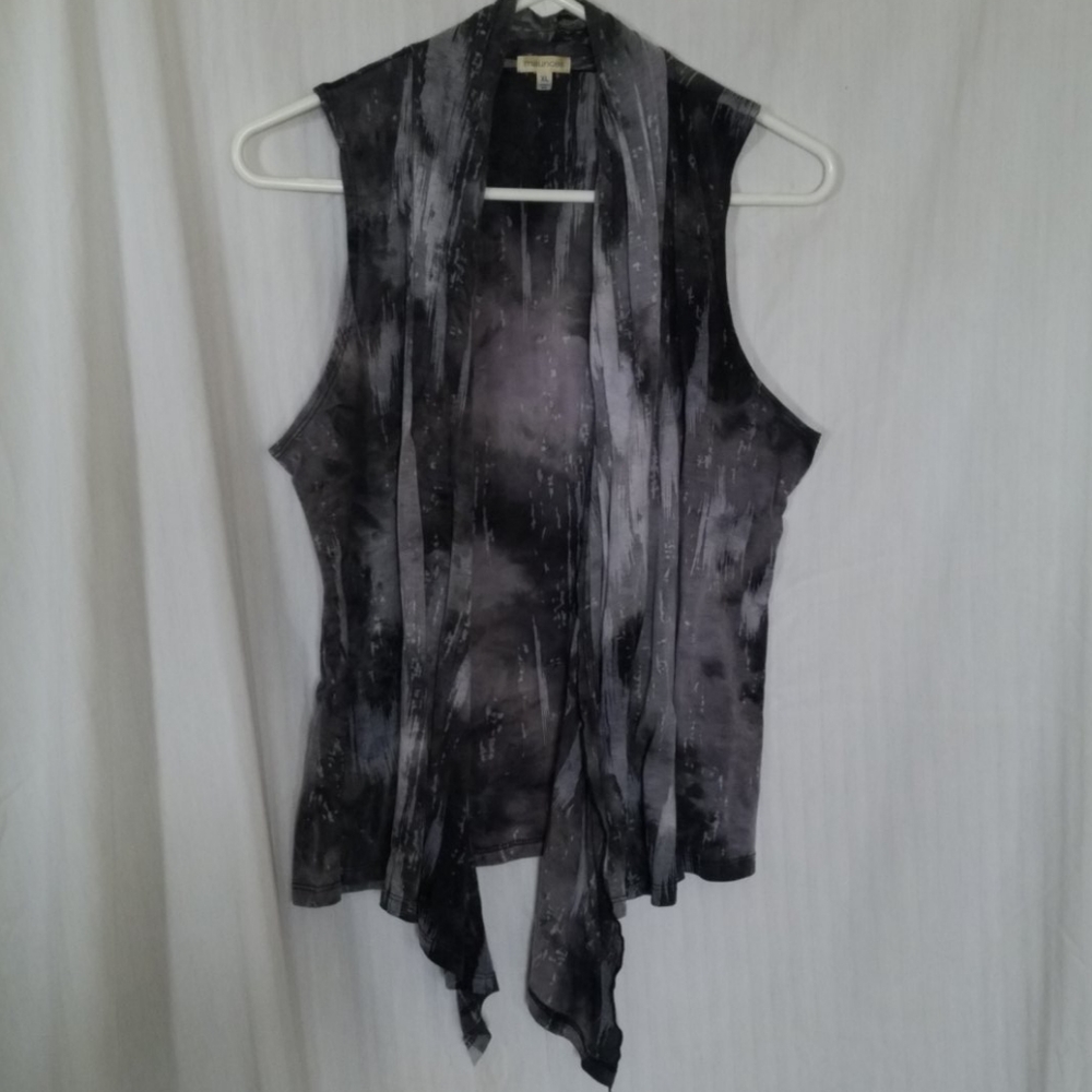 Adorable vest in gray monochromatic brushstrokes